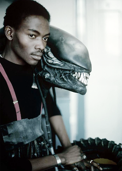 retrospectiveonline:Bolaji Badejo. The 6”10 Nigerian Actor behind the iconic 1979 ALIEN.