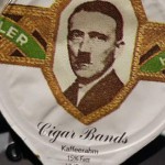 Hitler und Mussolini als Sammelbildchen auf der Kaffeesahne